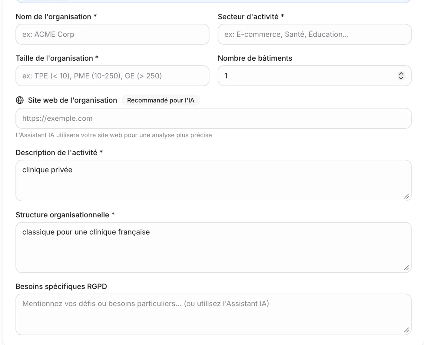L'onglet Informations de base : nom, secteur, taille, nombre de bâtiments, site web recommandé pour l'IA, description de l'activité, structure organisationnelle et besoins spécifiques RGPD.